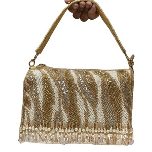 Bolso de Hombro con Patrón Dorado y Marfil, Borde con Cristales, Estructurado, Accesorio para Fiestas Nocturnas para Mujer - Product Image 1