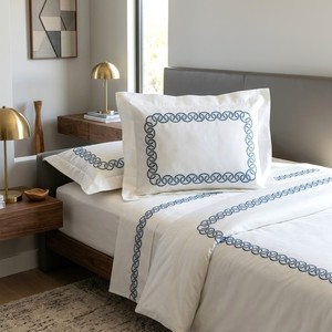 Parure de lit élégante brodée avec bordure à motifs, en satin de coton blanc de qualité supérieure, style hôtel de luxe, lavable en machine, pour la maison - Product Image 3