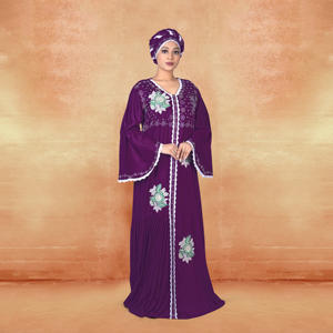 Kaftan en rayonne élégant avec broderies, détails en dentelle contrastante, manches évasées, empiècements doux, robe modeste pour l'Aïd, le Ramadan et le quotidien - Product Image 4