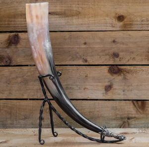 Corne à boire viking artisanale avec support – Ensemble de tasses à bière médiévales en corne de bœuf naturelle - Product Image 3