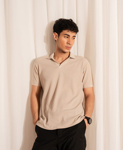 เสื้อโปโลคอวีผู้ชาย สีเบจ ผ้าฝ้าย แขนสั้น ทรงปกติ สวมใส่สบาย สีพื้น ผ้าถัก ระบายอากาศได้ดี - Product Image 4