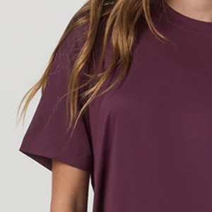 T-shirt décontracté pour femme à col rond, coupe ample, en tissu doux et respirant, design tendance à prix abordable et direct usine - Product Image 3