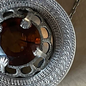 Broche Escocés Antiguo con Piedra de Ágata de Fuego en Engaste de Garra, Metal Blanco, Accesorios para Kilt Escocés - Product Image 4