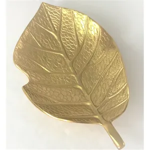 Plateau décoratif en métal écologique en forme de feuille dorée, fait main, motif végétal gravé, accent moderne pour la décoration de table à la maison ou lors de fêtes - Product Image 3
