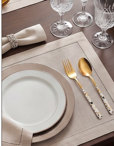 Ensemble de couverts modernes en or avec manches en céramique blanche, motif géométrique, passe au lave-vaisselle, idéal pour les dîners de mariage - Product Image 3