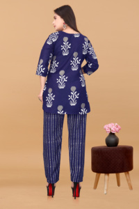 Conjunto de dos piezas de poliéster y rayón premium con estampado floral azul marino de moda para mujer, conjunto de ropa urbana con cuello redondo y pantalón para dama. - Product Image 3