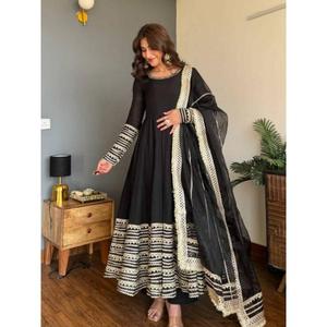 Ensemble de robe Anarkali noire brodée, 3 pièces - Product Image 1