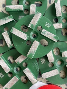 Disque abrasif HGP 4 Bar SCGD4 4 pouces 12 mm d'épaisseur, granulométrie haute dureté # 16 # 30 # 60 pour travaux de sol en béton époxy - Product Image 3