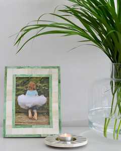Cadre photo en résine avec incrustation de nacre, cadre décoratif floral en os incrusté pour la maison, cadeau de mariage - Product Image 1