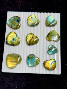 Cabujón de Labradorita en Forma de Corazón con Cambio de Color, Piedra Suelta con Reverso Plano para Joyería - Product Image 1