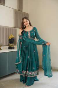 Robe Anarkali traditionnelle indienne, tenue élégante prête à porter, avec une essence indienne intemporelle pour les soirées festives. Robe Anarkali. - Product Image 2