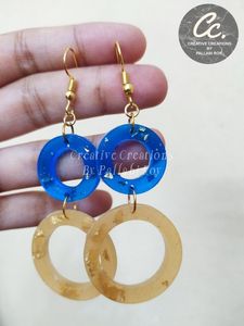 Boucles d'oreilles classiques à clip en résine colorée faites à la main pour femmes, bijoux artistiques légers et personnalisables pour les fêtes - Product Image 3