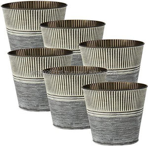 Maceta de jardín galvanizada con elemento de retrete desgastado ideal para decoraciones florales vintage en patio o porche - Product Image 6