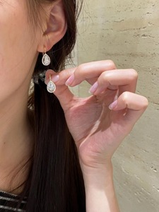 ต่างหูเพชรทรงลูกแพร์ 2 กะรัต เพชรเลี้ยงในห้องปฏิบัติการ ทองคำแท้ 14K เพชรลอยตัว ดีไซน์เรียบหรู ของขวัญเครื่องประดับสุดหรู - Product Image 4