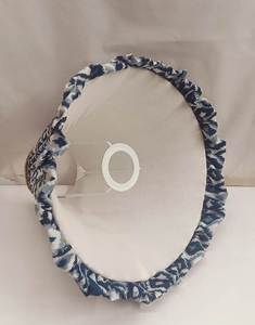 Pantalla de lámpara con volantes de tela Ikat hecha a mano, azul y blanca, con forma de campana, con ribete con volantes, con portalámparas E27 y base de alambre de hierro lisa. - Product Image 6