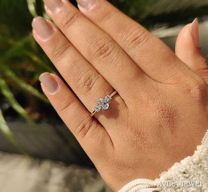 แหวนหมั้นมอสซาไนต์ทรงลูกแพร์ 1 กะรัต ความเงางามสูง ตัวเรือนทองคำชมพู 14k แท้ ปราศจากนิกเกิลและสารตะกั่ว เครื่องประดับสำหรับผู้หญิง สไตล์คลาสสิก - Product Image 2