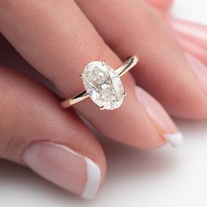 Bague de fiançailles solitaire en or massif 9 carats avec diamant ovale de 2,01 carats VS1 de luxe cultivé en laboratoire, certificat IGI, pour demande en mariage ou cadeau - Product Image 1