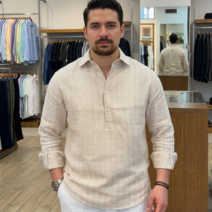 Chemise décontractée à manches longues en tricot avec logo frontal, col à revers, coupe régulière confortable pour homme, beige clair à fines rayures en lin, style Henley - Product Image 2