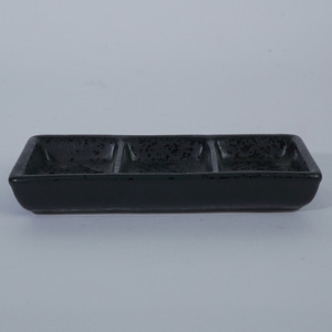 Plat à sauce en céramique noire mouchetée, trois compartiments, forme rectangulaire, design Japandi, passe au lave-vaisselle, idéal pour les sushis - Product Image 2