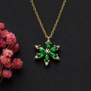 Collar con Colgante de Flor en Plata de Ley 925 Chapado en Oro con Cadena de Eslabones de Cuarzo Esmeralda CZ, Joyería Clásica para Uso Diario para Mujer - Product Image 1