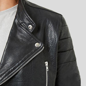 เสื้อแจ็คเก็ตหนังแท้สีดำสำหรับผู้ชาย สไตล์ไบค์เกอร์ ตกแต่งลายควิลท์ที่ไหล่ เสื้อโค้ทมอเตอร์ไซค์ทรงเข้ารูป ผลิตจากหนังแกะเนื้อนุ่ม สวมใส่สบาย เหมาะสำหรับสตรีทแวร์ - Product Image 4