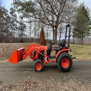 Tracteur de jardin puissant Kubota B2301 à quatre roues motrices avec chargeur et pelle, idéal pour l'entretien des terres agricoles - Product Image 1