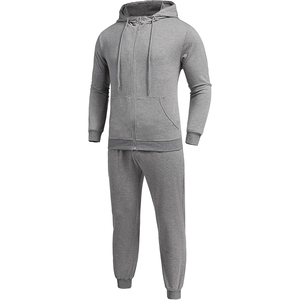 Ensemble de survêtement imperméable en nylon pour homme, idéal pour la course en extérieur, avec panneaux rouges et blancs, style coupe-vent, tenue de sport - Product Image 1