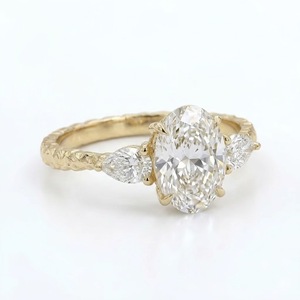 Anillo de Oro de 18K con Tres Piedras, Certificado IGI VB-2SR, 3.30CT, Color E, VS, Anillo de Compromiso, Corte Ovalado, Anillo de Diamante de Laboratorio, Anillo con Textura Martillada - Product Image 1