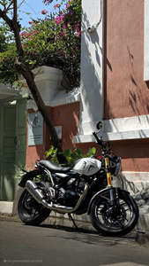 MOTO TRIUMPH "SPEED 400" avec échappement double rouge et noir, finition argentée, avec plaque d'immatriculation 400 - Product Image 5