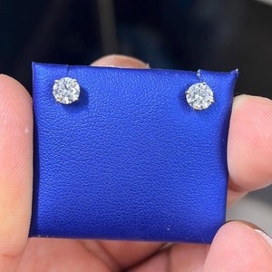 Pendientes Clásicos Solitaire – Corte Redondo VVS Moissanite, Plata 925 con Baño de Rodio - Product Image 1