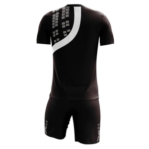 Tenues de football pour hommes et femmes, logo personnalisé, vente en gros, respirantes, 100% polyester, ensembles de maillots et shorts de football fabriqués au Pakistan - Product Image 3