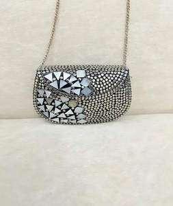 Bolso de Mano Tipo Clutch para Mujer con Cuentas Metálicas en un Atractivo Color Plateado y Diseño Moderno y Sólido, Imitación Antigua Plateada, AUREVIA CRAFTS - Product Image 2
