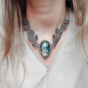 Collar de Macramé Hecho a Mano con Colgante de Labradorita, Piedra Natural, Cordón Gris Ajustable, Joyería Curativa - Product Image 1