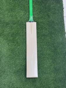 Balle de cricket VERINNO en bois d'érable, 9 pouces, pour droitier, coutures sans soudure, épaisseur 13-16 mm, poids 2,6 lb, logo personnalisable - Product Image 4