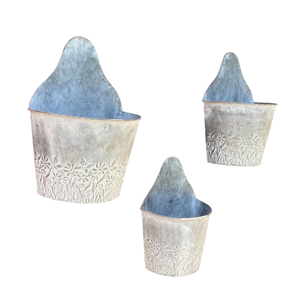 Pot de fleurs mural rustique en fer galvanisé pour l'intérieur et l'extérieur, style ferme, en métal, pour fleurs et herbes, avec motif floral en relief - Product Image 3