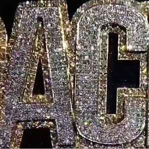 Colgante Hip Hop de Oro Amarillo de 14k con Baño de Plata y Diamantes Cultivados en Laboratorio con Corte Baguette, Personalizable con Nombre, Certificado IGI - Product Image 4