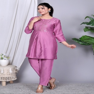 Conjunto de Kurta y Pantalón para Mujer NIYANI en Color Malva Elegante, con Bordado Sutil, para Bodas Étnicas con Estilo - Product Image 2