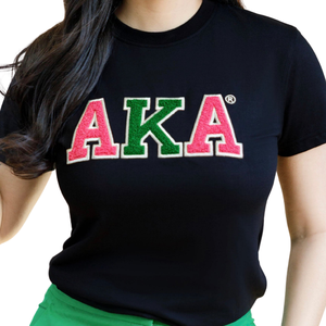 T-shirt noir en chenille avec lettres grecques brodées rose et vertes, en coton premium, style streetwear décontracté, vêtement de sororité - Product Image 6