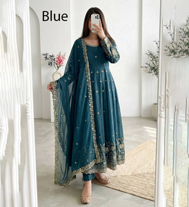 Traje Anarkali de seda moderno 2026 con bordado de lentejuelas pesadas, lujoso vestido de fiesta con trabajo Zari dorado, ideal para recepción nupcial y festivales especiales. - Product Image 1