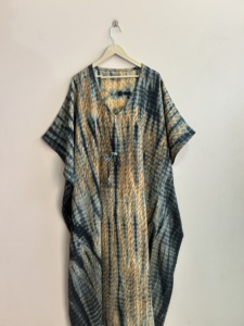 Vestido caftán bohemio de seda para mujer, hecho a mano con teñido anudado, suave camisón. - Product Image 2