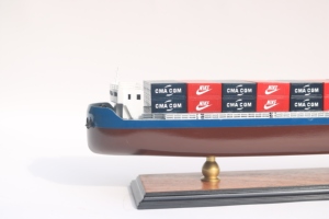 Maqueta de Buque Portacontenedores de Madera Hecha a Mano - Réplica a Escala de Buque de Carga Comercial, Decoración de Escritorio, Contenedor CMA CGM - Product Image 3