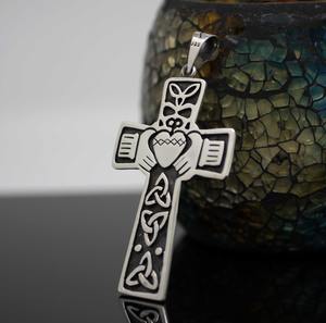 Colgante de Cruz Claddagh Celta – Collar de Plata de Ley con Nudo Irlandés - Product Image 1