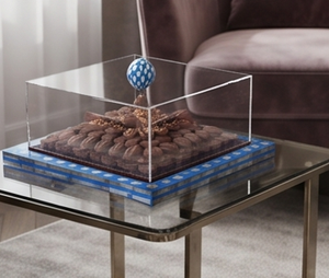 Bandeja Azul Premium con Tapa Transparente Diseñada para Servir con Lujo Chocolates, Postres y Dulces - Product Image 1