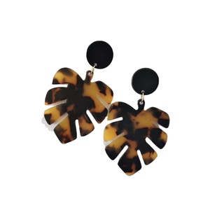 Boucles d'oreilles pendantes classiques en forme de feuille de Monstera écaille de tortue pour femme, bijoux fantaisie bohèmes en résine acrylique pour soirée, clips de mode - Product Image 1