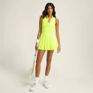 Robe de sport respirante à séchage rapide pour femme, col en V, demi-zip, style nouveau, pour pickleball, golf, tennis, avec short intégré, personnalisable - Product Image 3