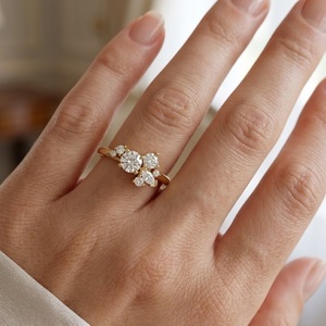 แหวนเพชรทรงคลัสเตอร์หลายเม็ด ชุบทอง 14K ระดับความใส VVS2 สี DEF หรูหรา แหวนแต่งงานเพชรเลี้ยงในห้องปฏิบัติการสำหรับผู้หญิง - Product Image 6