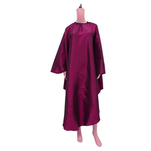 Cape de Coiffure Professionnelle Bordeaux en Polyester Résistante à l'Eau pour Barbier et Salon – Protection pour la Coupe, la Coloration et le Coiffage - Product Image 1