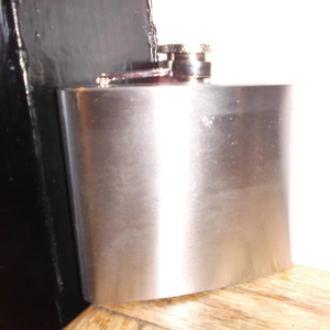 Petaca Metálica de Alta Calidad con Tapa de Rosca Segura para Uso en Exteriores - Product Image 1