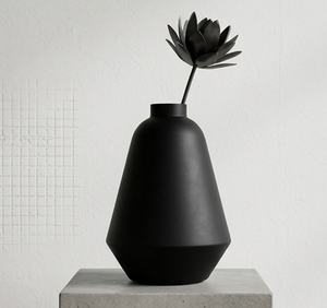 Vase en métal noir mat, forme conique géométrique minimaliste, fait main, décoration de table industrielle - Product Image 1