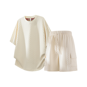 Ensemble T-shirt et short décontracté pour homme, col rond, manches courtes, texture matelassée 3D, respirant, coupe ample, idéal pour l'été et les trajets quotidiens, personnalisable avec logo OEM - Product Image 1